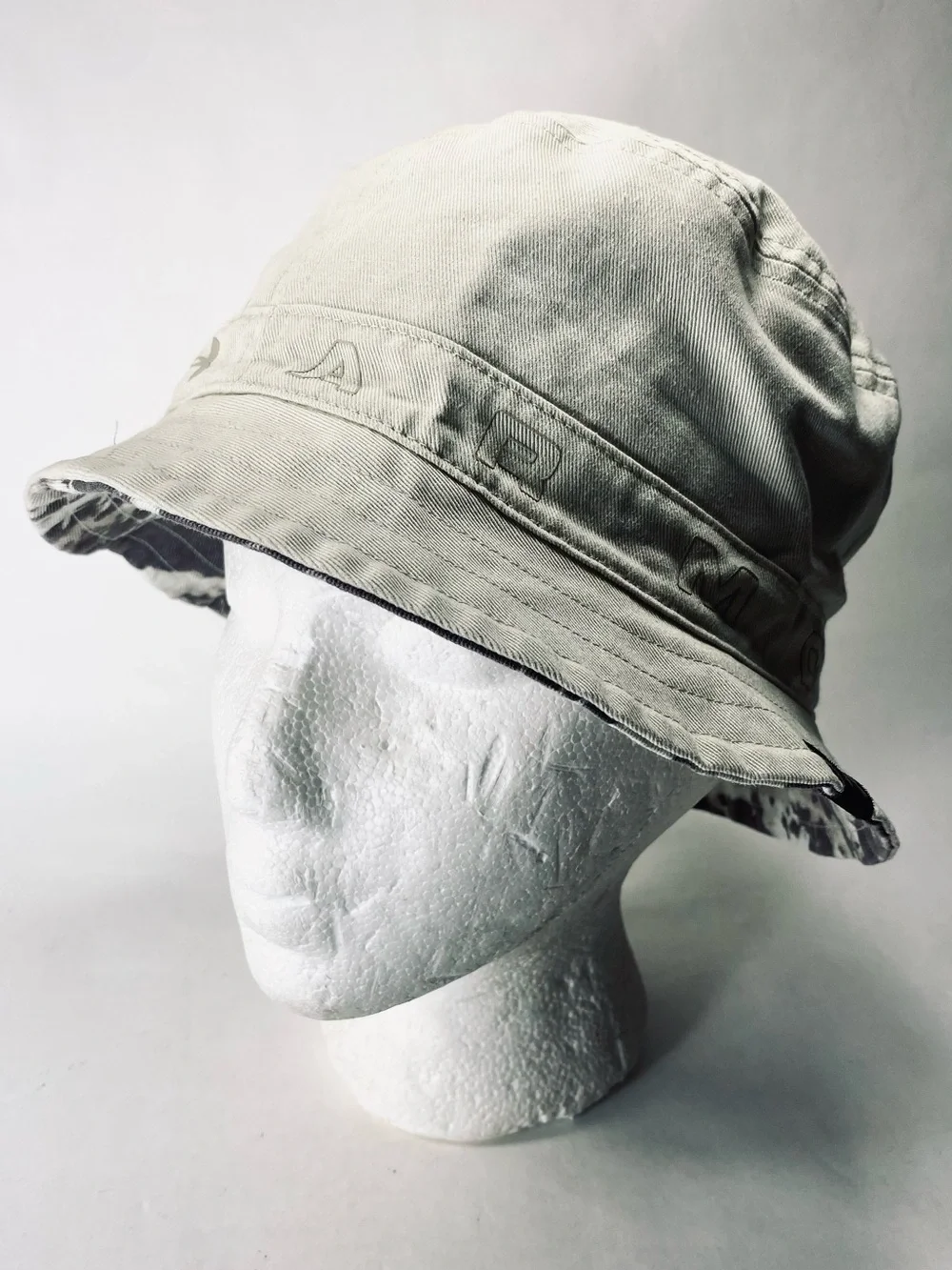 Under Armour Reversible Tan Beige Camo Pattern Bucket Hat Unisex